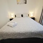 Notre Dame In Latin Quarter Stylish Flat For 6 פריז